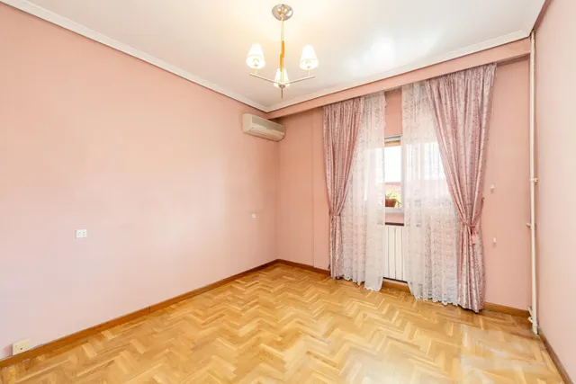 Piso amplio con 4 habitaciones y luminoso con terraza en zona tranquila y ajardinada. — 12