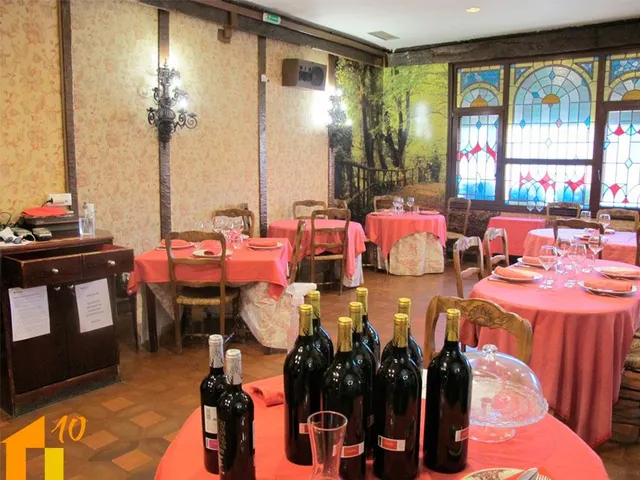 Se alquila o vende Bar Restaurante en avd. Constitucion — 11