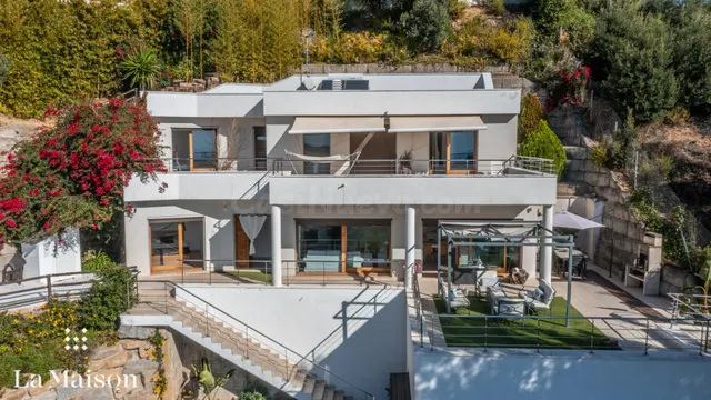 Vivienda contemporánea con vistas al mar y la montaña en el  - foto 2