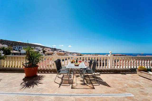 Elegante villa de 4 dormitorios en Arguineguín | Vistas panorámicas al mar, gran parcela y un potencial excepcional! — 11