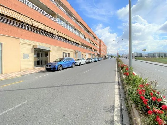 Exclusivo local de oficinas listo para entrar en Albolote — 18