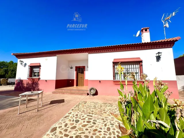 CUEVAS BAJAS - Parcela con casa de campo, pequeña piscina.