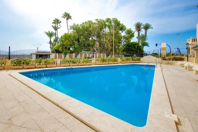 Apartamento de tres dormitorios y dos baños en residencial Duquesa Beach, primera línea de la playa de los locos — 37
