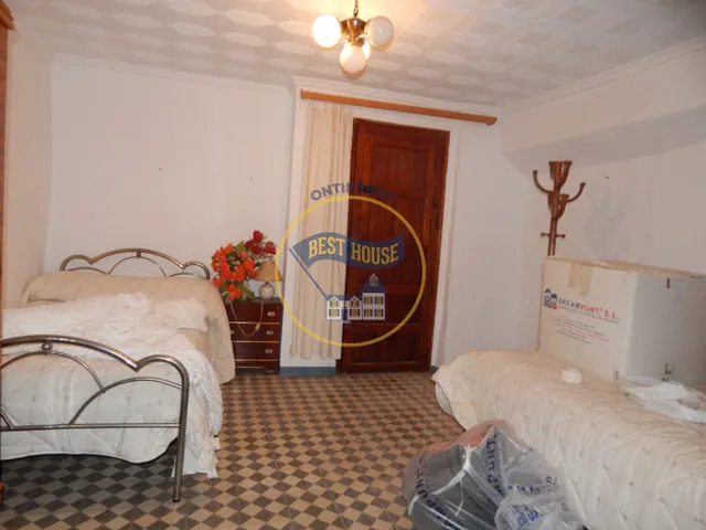 OPORTUNIDAD, AMPLIA CASA PARA REFORMAR EN AGULLENT — 11