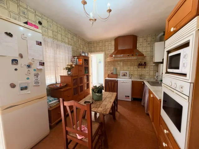 Acogedora casa de planta baja con jardín mediterráneo, patio soleado y gran garaje privado en Las Palas — 28