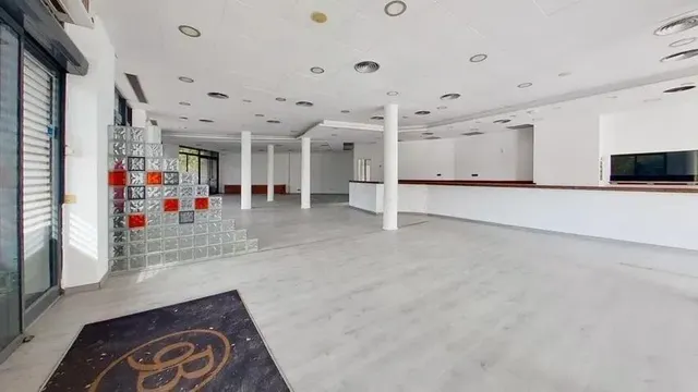 LOCAL EN VENTA EN EL PRAT DE LLOBREGAT (Barcelona). — 15