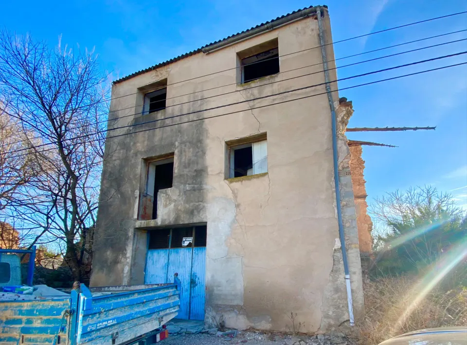 Masía de planta baja y dos pisos en el campo a 5 min del pueblo