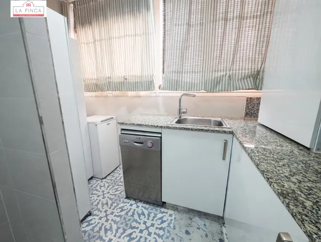 VIVIENDA 4 DORMITORIOS Y 2 BAÑOS MUY CERCA DEL CENTRO — 12