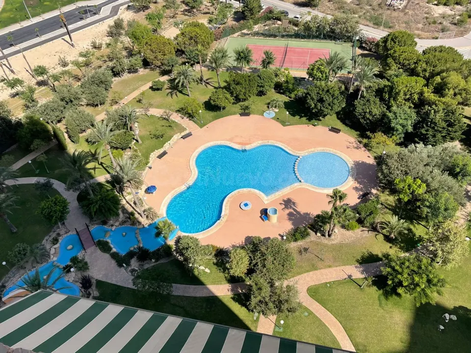 Alquiler todo el año, Apart. 1 dorm. de 90 m2, salón amplio y cocina con isla, reformado, vistas mar