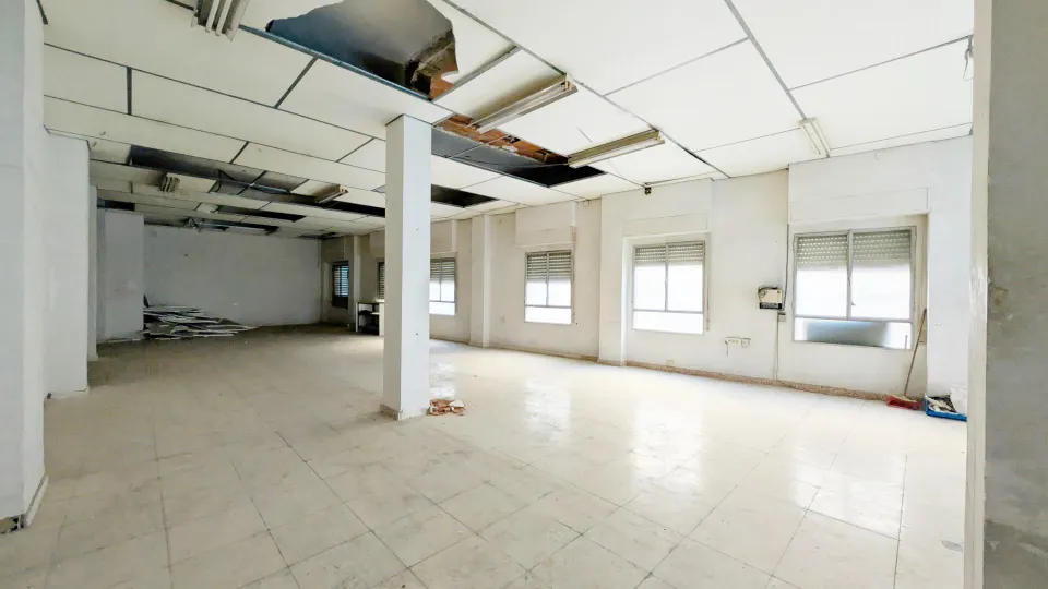 JUNTO A LA AVENIDA DE LA LIBERTAD, 180 M2, LOCAL DE ESQUINA, TECHOS MUY ALTOS.