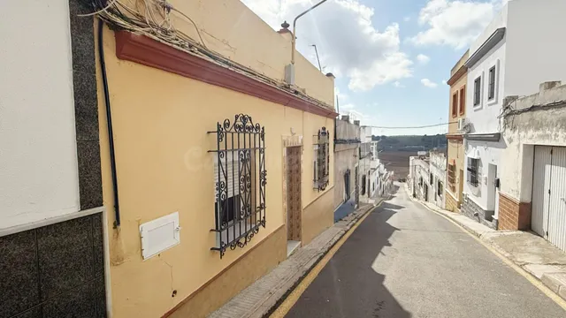 Casa en planta baja con gran patio para reformar en la carretera de medina — 3