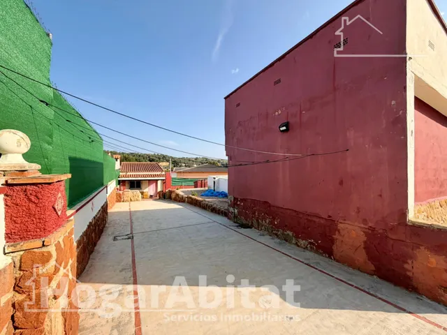 Chalet con piscina, garaje, terraza y barbacoa — 25