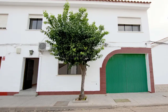 CASA CON COCHERA EN VALDELACALZADA
