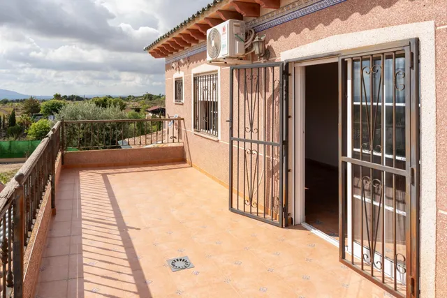Espectacular chalet con piscina y gran jardín en Albatera — 36