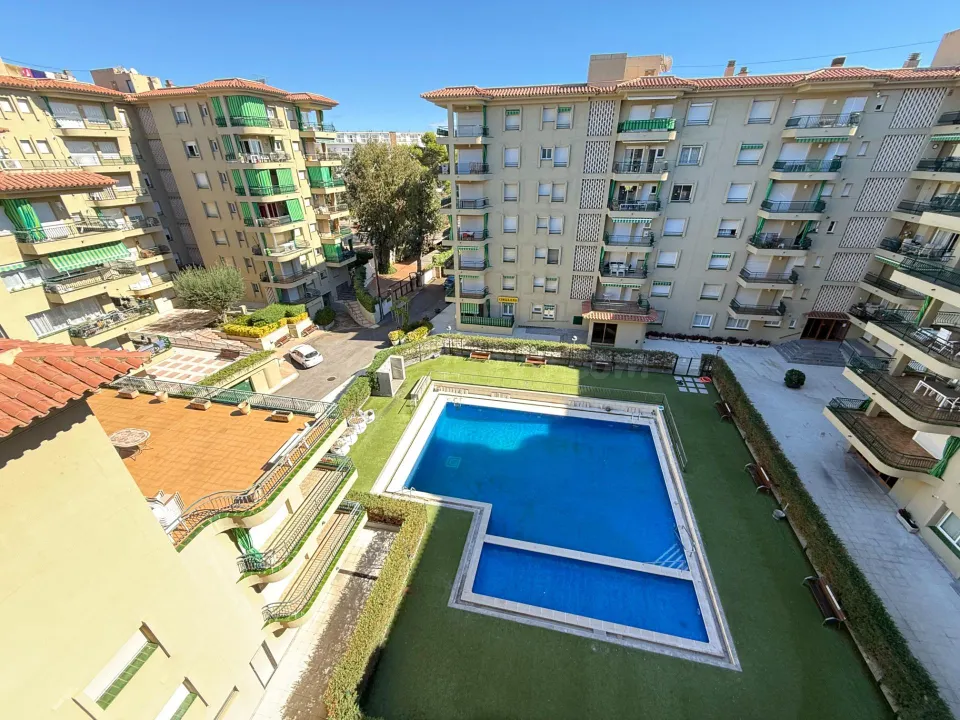 Exclusivo piso con dos terrazas, 3 habitaciones, piscina y maravillosas vistas en playa de aro