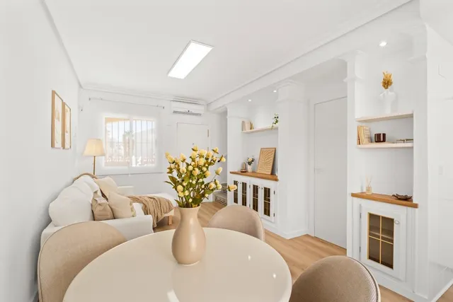 Encantadora vivienda reformada con terrazas, patio privado y piscina comunitaria — 43