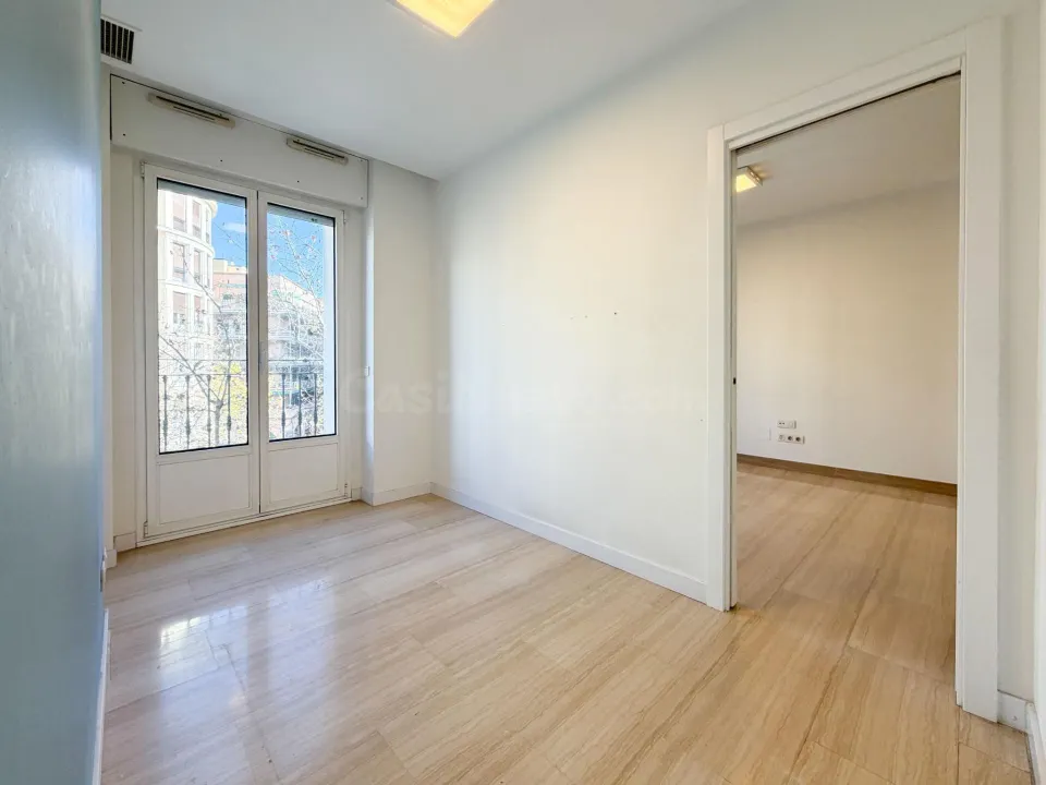 Piso luminoso en Calle Princesa 73, tres dormitorios,  Madrid.