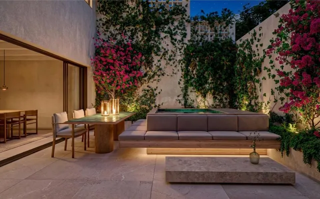 Un hogar en proceso de creación — Casa de lujo con piscina e
