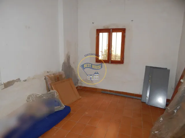 Dos locales colindantes, con patio, en Ontinyent. — 14