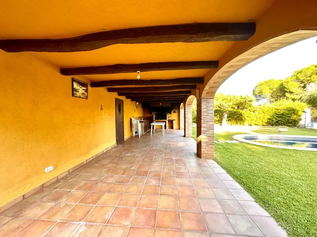 CALONGE: CHALET CON LICENCIA TURÍSTICA, GARAJE, JARDÍN Y PISCINA. ZONA MAS AMBRÓS - VIZC. CABANYES. — 17