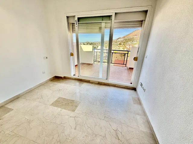 Ático dúplex de dos dormitorios con vistas al mar en Benalmádena, Costa del Sol — 14