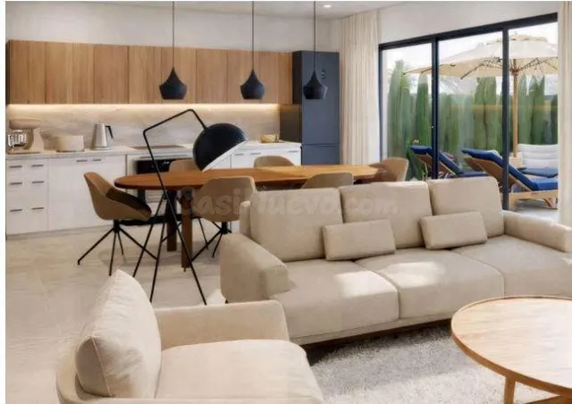 Luminoso adosado de obra nueva con piscina y orientación sur