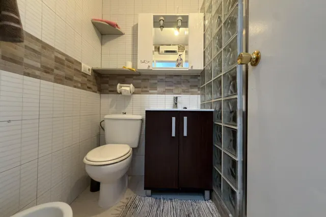 Estupendo apartamento con amplia terraza y piscina comunitaria, idoneo como vacacional, rodeado de todos los servicios — 23