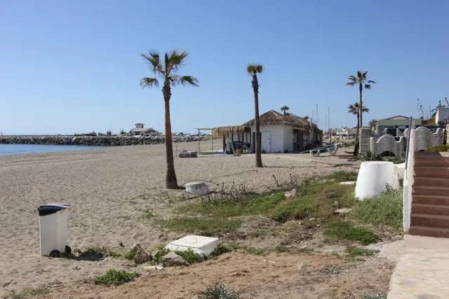 villa independiente 1º linea de playa cabopino — 45