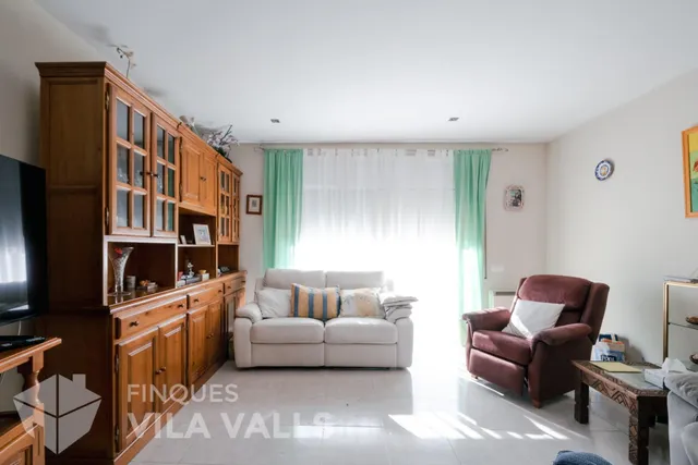Casa adosada de tres plantas con jardín, terrazas y espacio tipo loft en garaje — 8