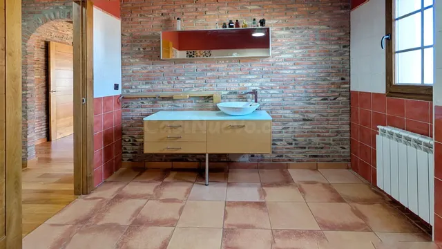 Chalet con piscina, gran parcela y excelente ubicación junto - foto 5