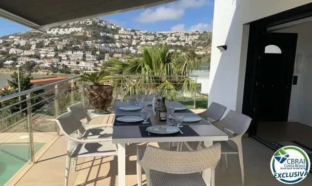 VILLA CON PISCINA Y VISTAS