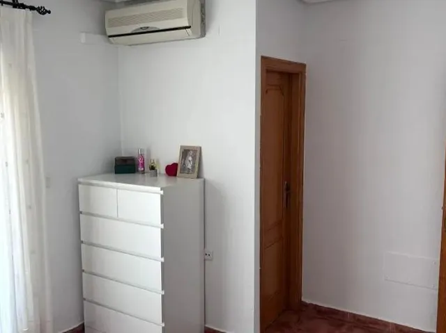 Chalet adosado con piscina privada, sótano y terraza en Valverde, Elche — 16