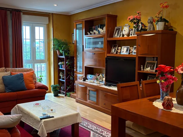 SE PISO SEMINUEVO, 94 M2, AMUEBLADO, COCINA, SALÓN, 3 HAB., 2 BAÑOS, ASCENSOR, TRASTERO, P.G. PARA ENTRAR A VIVIR. — 3