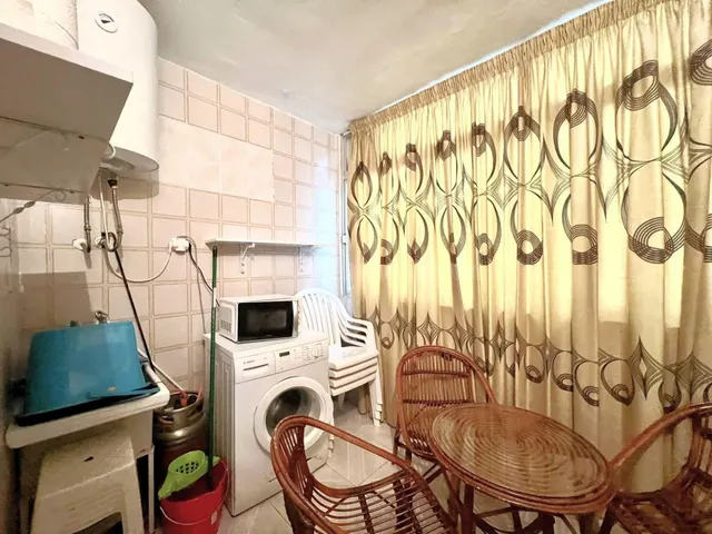 Amplio apartamento (aprox. 90 m2 - 2.ª planta) en primera línea de Playa del Acequión. Gran balcón con vistas al mar (suroeste), piscina comunitaria, cerca del centro, y directamente en la playa. — 13