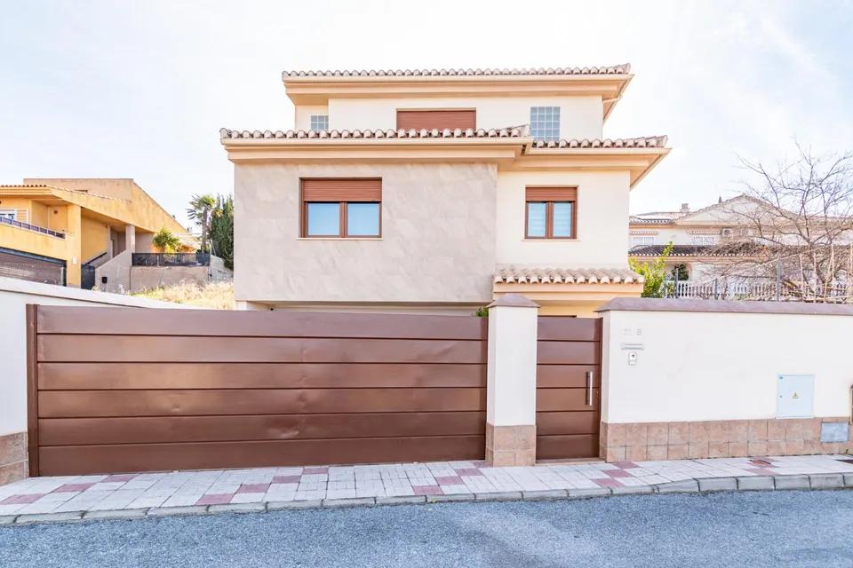 ¡Descubre el hogar de tus sueños en este espectacular chalet independiente!