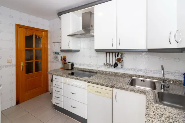 PISO EN CASCO ANTIGUO DE TRES DORMITORIOS, DOS BAÑOS,GARAJE Y TRASTERO. — 6