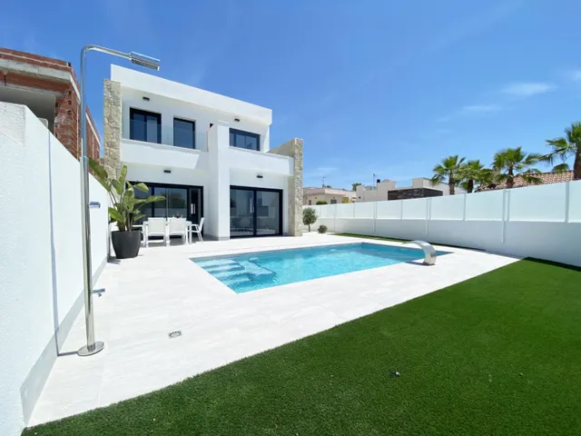 CHALET DE DISEÑO INDEPENDIENTE CON PISCINA — 18