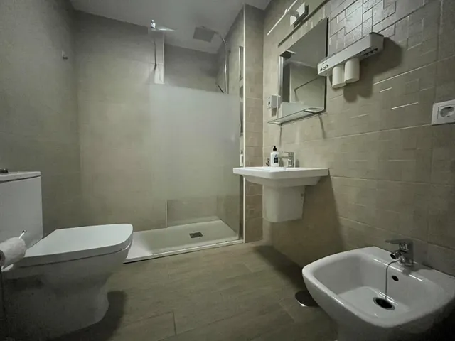 EXCLUSIVA!! Piso 3 dormitorios , 2 baños ,garaje y trastero . Gran patio  y piscina comunitaria . ROTA — 23