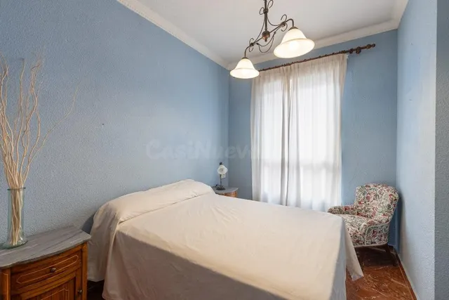 Casa adosada en urbanización con piscina junto al Ferial - foto 5