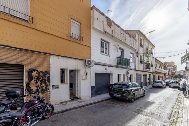 Local adaptado a vivienda en el Zaidin. — 15