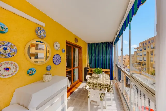 Apartamento semi reformado con orientación sur, vistas laterales al mar y piscina comunitaria. — 5