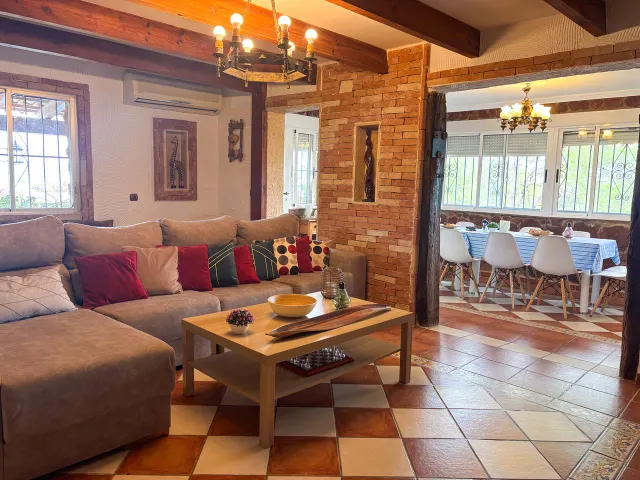 Villa de 6 dormitorios y 4 baños en Jacarilla (Alicante) — 8