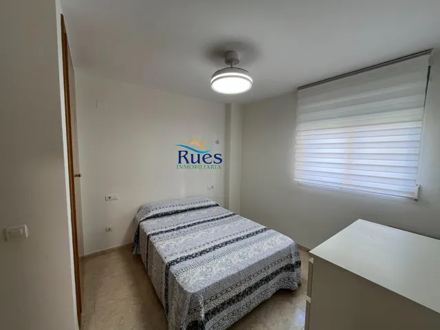 Piso reformado en primera línea del mar con terraza y piscina comunitaria — 23