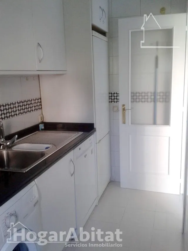 ACOGEDOR Y EXTERIOR EN RESIDENCIAL CON GARAJE Y PISCINA — 7