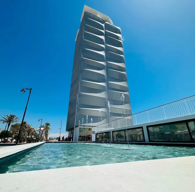 Magnifico piso en edificio en primera linea de playa en Estepona pueblo — 31