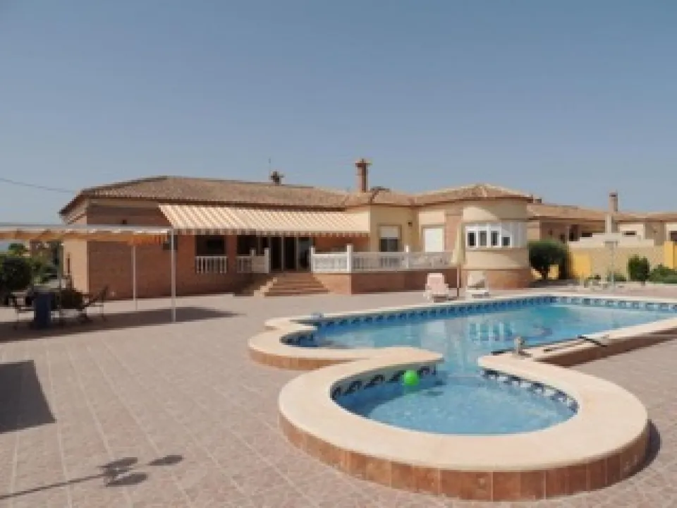 CHALET DE LUJO CON MUY BUENA ORIENTACION EN LUGAR MUY TRANQUILO