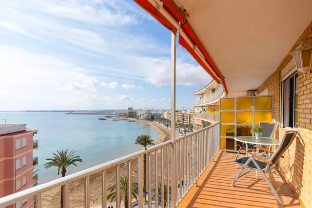 Apartamento en venta en Torrevieja, ubicado en la zona de La Loma, a pocos minutos a pie de la Playa del Cura. Primera línea de mar! — 3