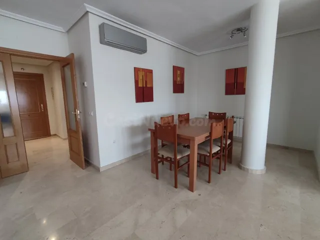 Piso seminuevo con cuatro amplios dormitorios, dos baños completos, garaje, trastero y piscina comun — 4