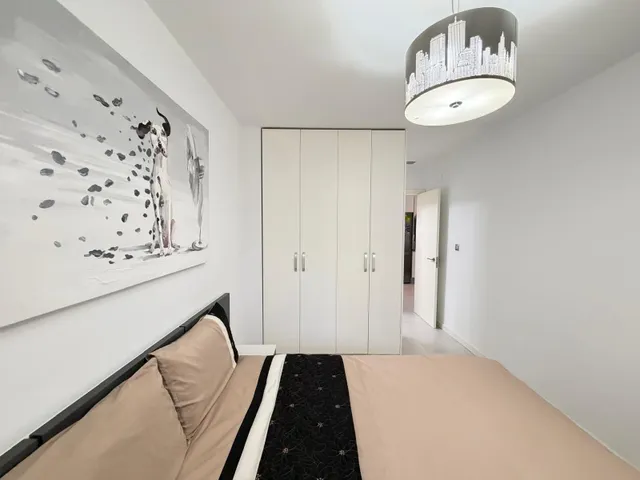 APARTAMENTO CON JARDÍN PRIVADO DE 30 M2 EN CAMPOAMOR. 3 DORM. 2 BAÑOS. CON PISCINA COMUN.SUPERFICIE DE 93 M2. — 26