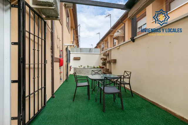 ¡Tu nuevo hogar te espera en Churriana de la Vega! Casa adosada con patio, garaje y futura parada de metro a pocos pasos. — 28